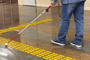 Тактильна навігація допомагає людям із порушеннями зору орієнтуватися та безпечно пересуватися у визначеному просторі