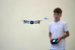 У школі учнів навчають керувати квадрокоптерами та однокрилими дронами
