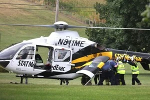 Поліцейського завантажують у гелікоптер медичної евакуації після стрілянини 