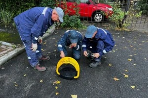 Під час демонтажу паркувальних бар'єрів комунальникам спробували завадити... «жабки»