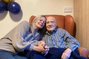 Чоловік живе у пансіонаті для літніх людей