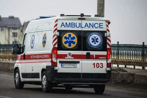 Медики госпіталізують постраждалого у лікарню