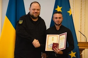 Фронтмен гурту «Антитіла» отримав грамоту Верховної Ради з рук Руслана Стефанчука