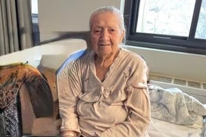 Кравцова пережила Голокост, працювала медсестрою в Україні та емігрувала до США