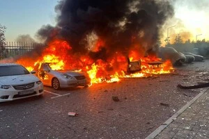 На стоянці згоріли автомобілі через російську атаку