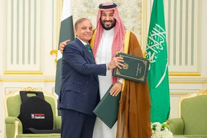 Саудовский принц Мухаммад бин Салман и премьер-министр Пакистана Шахбаз Шариф в день подписания оборонного соглашения в Эр-Рияде, Саудовская Аравия, 17 сентября 2025 года