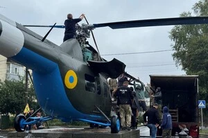 Простояв лише добу: у Полтаві демонтовано вертоліт Мі-2 з постаменту