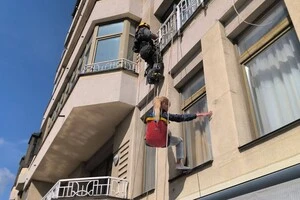 У Києві рятувальники зняли жінку з балкона 11 поверху