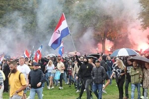 Демонстранти розбили вікна та підпалили сміттєвий контейнер