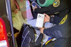 Митники затримали першу партію нелегальних iPhone 17 на Закарпатті (фото)