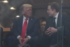 Експерт з читання по губах розшифрував несподівану розмову Трампа і Маска на церемонії прощання з Кірком