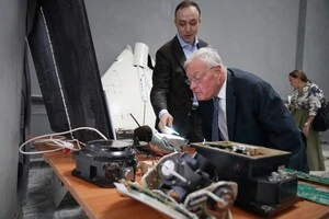 Владислав Власюк демонструє спецпредставнику президента США Кіту Келлогу іноземні компоненти, знайдені в російській зброї