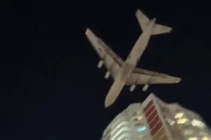 У Підмосков’ї вантажний літак пролетів над багатоповерхівками на низькій висоті