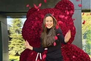 Власниця українського бренду одягу DaLee Даніелла позує біля подарунка