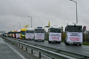 На кордоні з Польщею бус зіткнувся з поїздом – водій у лікарні