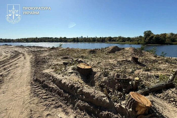 Новий скандал у Києві. Біля Русанівської протоки невідомі вирубали дерева та почали будівництво