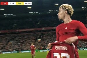 Екітіке був вилучений після свого гола, отримавши другу жовту за зняту під час святкування футболку