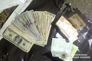 У квартирі, де мешкає фігурант, правоохоронці вилучили близько 300 тис. грн готівкою