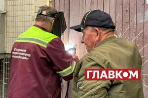 Працівники Керуючої компанії з обслуговування житлового фонду Оболонського району проводять зварювальні роботи