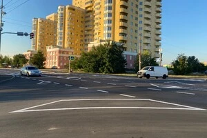 На перехресті трьох вулиць у Дарницькому районі змінено схему дорожнього руху