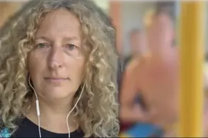 Чоловік спочатку почав ображати активістку, а згодом ударив її головою в обличчя