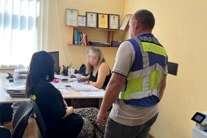 Неповнолітня матір залишила немовля у зачиненій квартирі на чотири дні: бурхлива реакція мереж