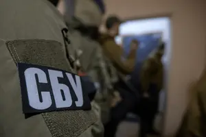 За словами правоохоронців, обшуки відбуваються з дозволу суду