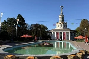 На центральній площі ВДНГ відкрито оновлений басейн (фото)