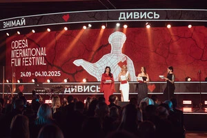 Разом з ведучими на сцені працювала перекладачка англійської мови