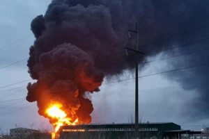 Окупанти від ранку обстрілюють Херсон керованими авіабомбами