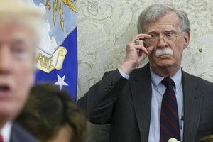 Слідчі перевіряють, чи міг Болтон незаконно передавати або зберігати секретну інформацію