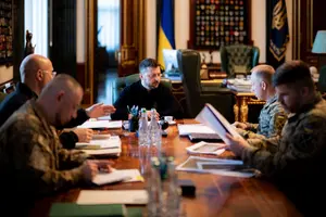 Головком Олександр Сирський, начальник Генштабу Андрій Гнатов, міністр оборони України Денис Шмигаль, профільний заступник керівника Офісу Павло Паліса доповіли Зеленському