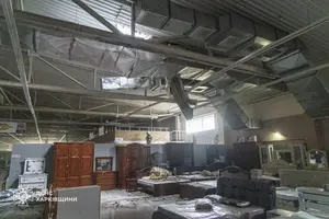 У Харкові росіяни вдарили по торговельному центру: є поранені