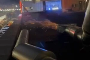 Летять іскри та дим: у Києві мангальна витяжка працює на даху ресторану в житловій забудові