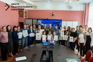 Окупанти на Херсонщині примусили дітей малювати портрет російського солдата