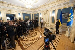 Володимир Зеленський під час спілкування з журналістами 