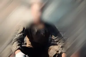 Чоловік попросив приховати обличчя, адже хвилюється за рідних у Білорусі