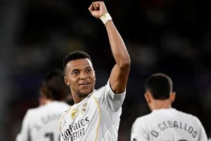 Сотні вболівальників вночі вийшли на вулиці Алма-Ати, щоб зустріти футболістів «Реала»