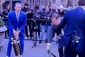 Гегсет тримав болісний удар скейтбордом між ніг