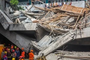 Обвал школи в Індонезії: одна дитина загинула, десятки під завалами