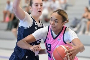 Уро-Ніле (праворуч) за 30 хвилин на майданчику набрала 19 очок