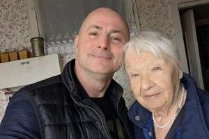 Скандальний голова Деснянського району привітав 100-річну киянку