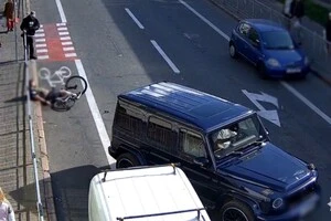 Водій Mercedes жорстоко побив велосипедиста за зауваження про паркування на велодоріжці