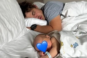 Дружина гросмейстера Елла Вікторія опублікувала фото, на якому Карлсен спить на ліжку з немовлям