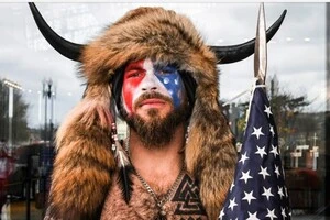 «Шаман Капітолію» подав до суду на Трампа та Світовий банк