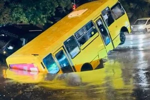 Жахлива негода в Одесі: людину збило течією, підтоплені будинки, паркінги і магазини (відео)