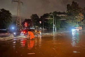 Негода в Одесі: мерія закликає до обережності та обмеження пересувань містом