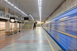 На станції метро «Позняки» пасажир впав на колії