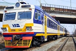 Через обстріли на Сумщині сталося пошкодження інфраструктури та знеструмлення, що спричинило затримки в русі поїздів