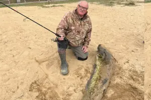 На Вінниччині рибалка впіймав сома-рекордсмена